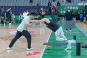 新绝招？吴骁赛前热身在篮下练习单手投篮