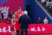相当开心！四川女篮为坎贝奇颁发上赛季总冠军戒指！
