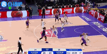 领先到双位数！萨林杰次节3分钟 里突外投展现十八般武艺连砍9分