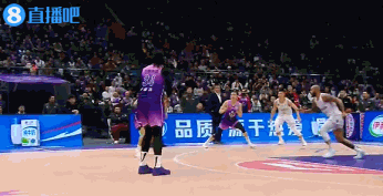 领先到双位数！萨林杰次节3分钟 里突外投展现十八般武艺连砍9分