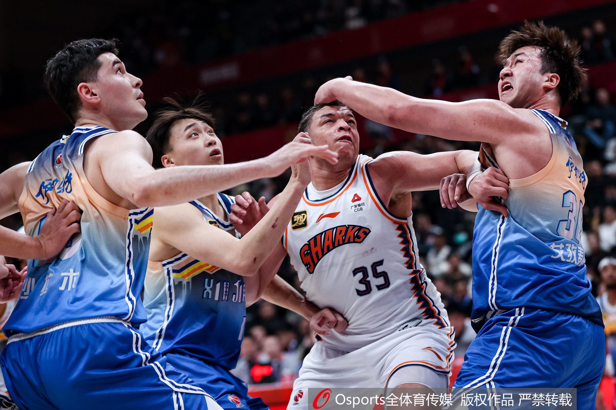 洛夫顿点名艾孜麦提:笑死 这哥们就不是来打篮球 来打橄榄球的吧