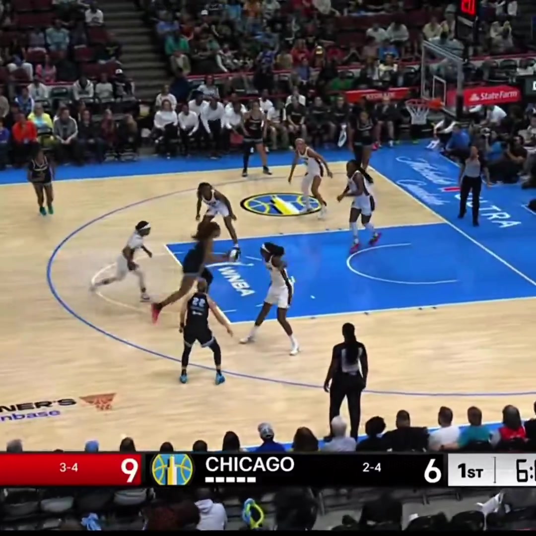 WNBA火辣悍将🤣里斯近在咫尺的上篮荒腔走板 美媒绷不住了~