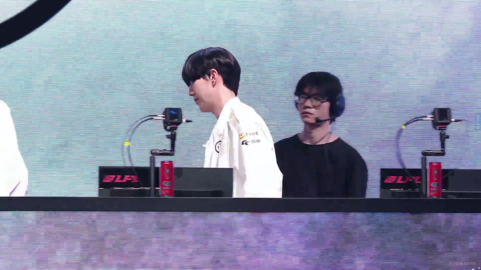 赛后Theshy面无表情，Kid解说台上直接表示：这个状态面对BLG感觉有机会啊！